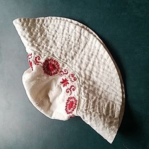 Baby Gap Girls cotton sunhat 3-6 mth linen/cotton white w/red embroirdery